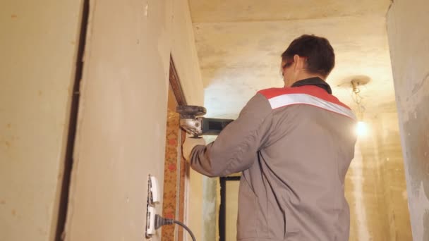 Entrada de sala de pulido de trabajador con instrumento — Vídeos de Stock