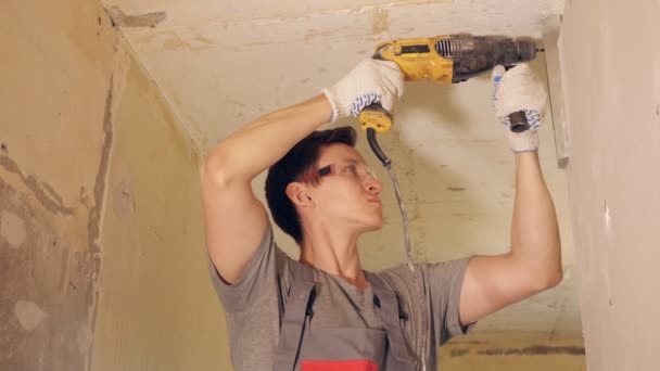 Man installing cabinet in house — Stock Video