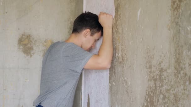 Homme déprimé debout et bat mur — Video