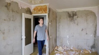 adam eve girer ve onu inceliyor