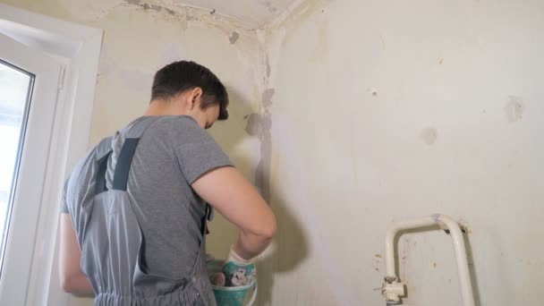 Man plastering wall with palette — Stock Video
