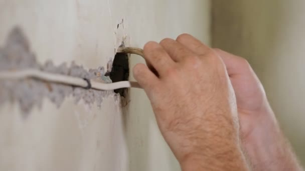 Builder vezetékek telepítése a fal — Stock videók