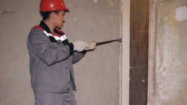 Evinde tadilat yapan erkek