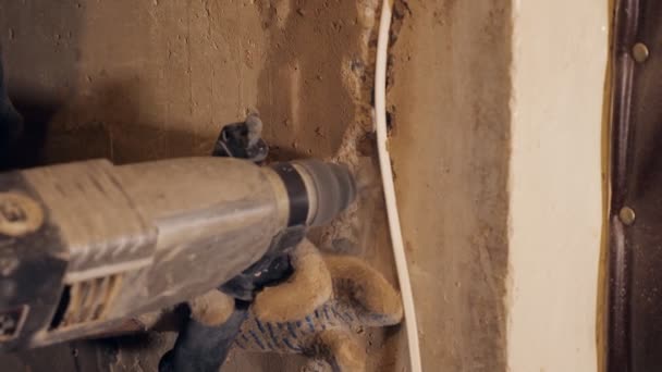 Worker using hammer drill on site — Stock Video