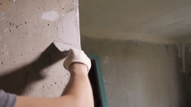 Hombre enlucido muro de hormigón en apartamento — Vídeos de Stock