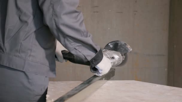 Homme découpe planche métallique avec scie — Video