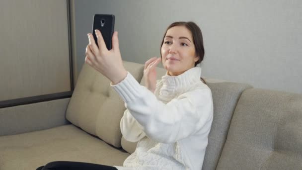 Mujer cool en suéter tomando una foto para sí misma con su teléfono — Vídeo de stock