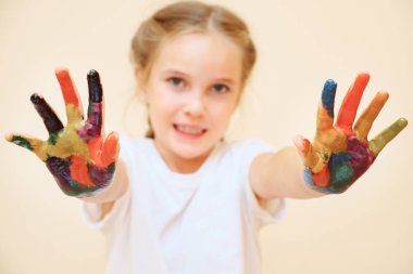 Avuç içi boya ile küçük kız