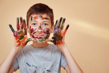 Oynak çocuk renkli boyalar ile dağınık olmak