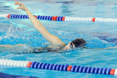 genç kız gözlük ve kap mavi su içinde ön tarama kontur stili Yüzme.