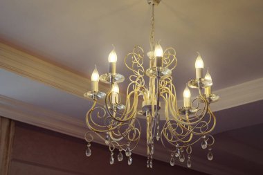 Tavanda kristal avize lambası.