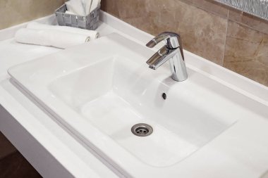 Modern banyo beyaz spa havlu yığılmış.