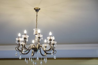 Tavanda kristal avize lambası.