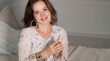 Mutlu kadın gebelik testi sonucuyla birlikte heyecanlı