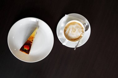 öğleden sonra kahve molası masa üstü vurdu