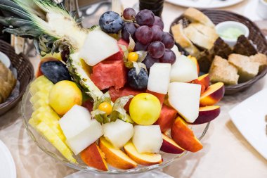 kafede masada taze karışık meyve ile plaka