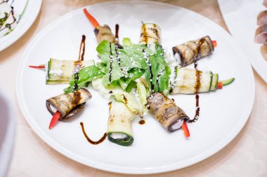 Ziyafet masada misafirlerine farklı yemekler.