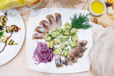 Yeni patates artı ekşi krema ve kıyılmış chives ile salamura ringa balığı