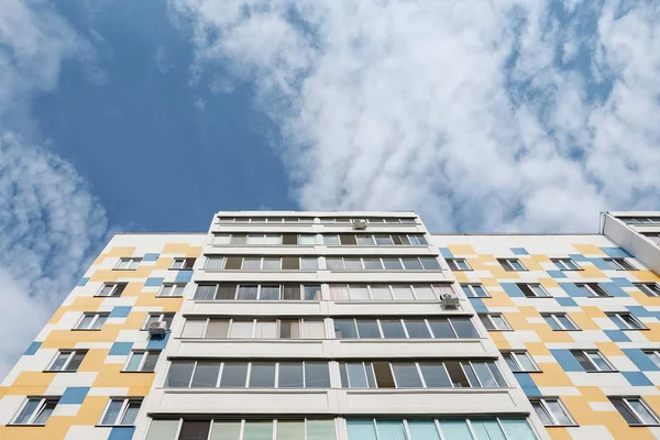 Edifícios de apartamentos modernos em um dia ensolarado com um céu azul. — Fotografia de Stock