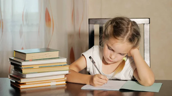 Okul ödevlerini yaparken konsantre kız — Stok fotoğraf