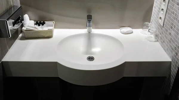 Bath room sink with white cleaning set in a hotel — Stock Photo, Image