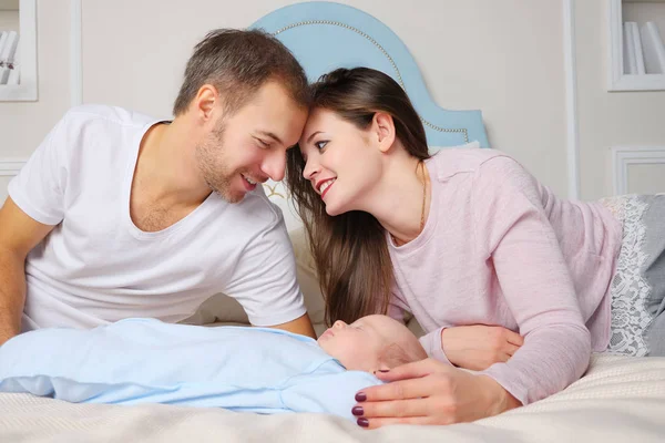 Parents heureux avec bébé endormi — Photo