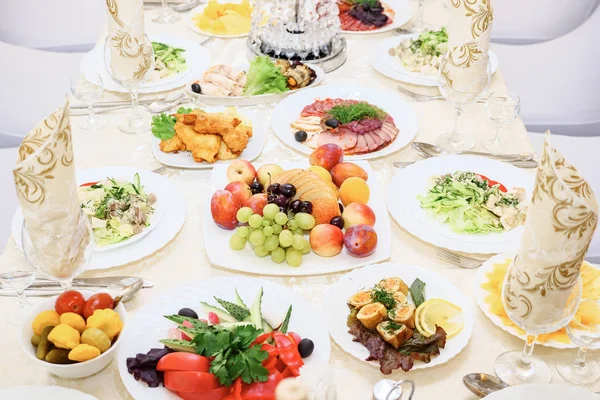 宴会場のテーブルに提供しています。ナプキン、メガネ、フルーツ サラダとワイングラス — ストック写真