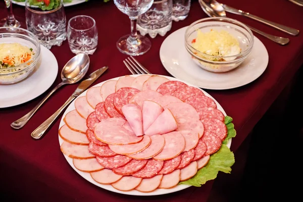 선택-절단 소시지와 기념 테이블에 치유 고기 고기 플래터 — 스톡 사진