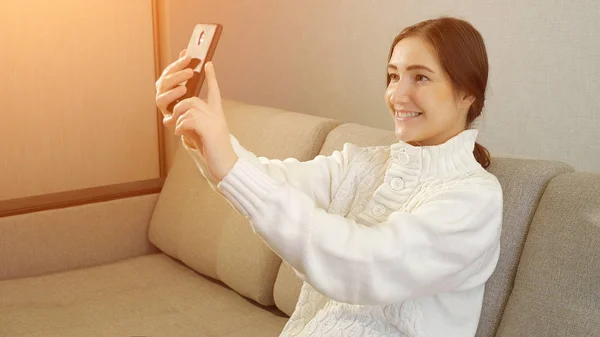 Young girl taking photo or making selfie in her bedroom — Stock Photo, Image