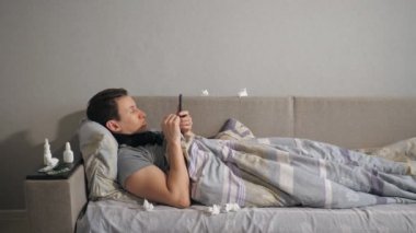 Hasta adam kanepede Smartphone kullanarak
