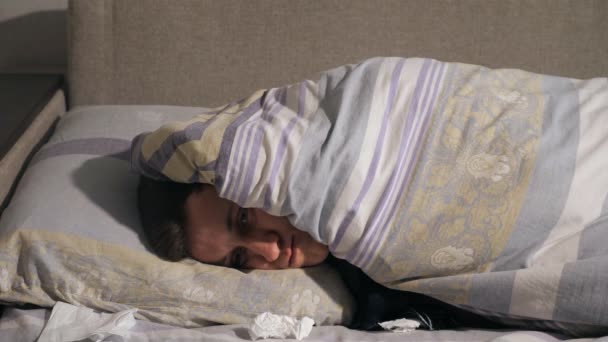 Nemocný muž ležící pod dekou — Stock video