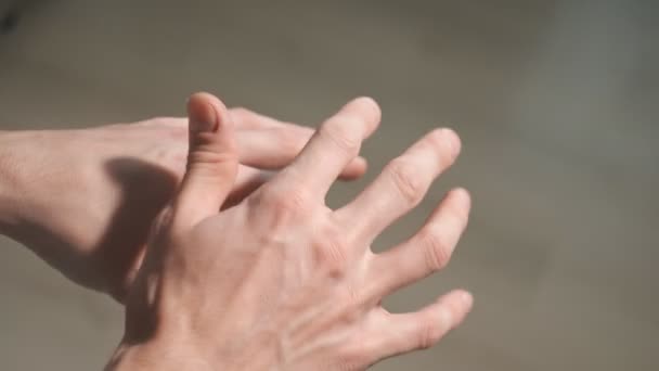 Закрыть человека с тремором рук — стоковое видео