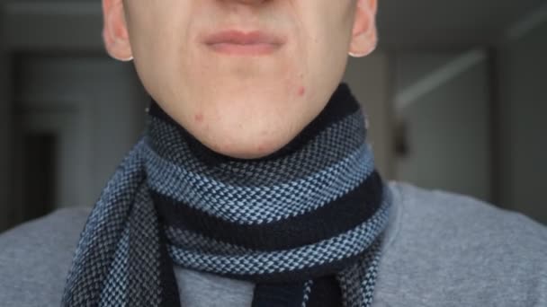 Muž bez tváře šplouchání lék do nosu. nosní sprej, detail — Stock video