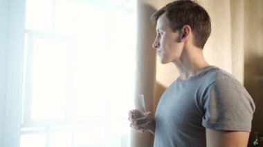 Adam içme su pencere kenarında