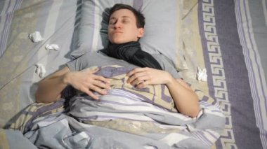 Adam kanepede yatan öksürük