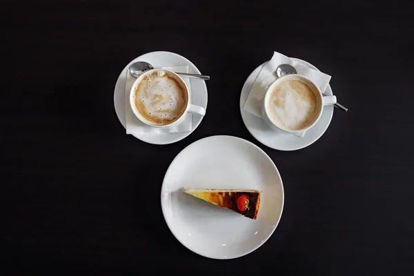 Dos capuchinos y una tarta de queso. — Foto de Stock