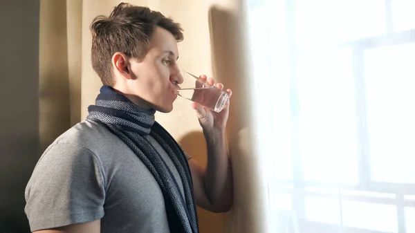 Uomo malato che beve acqua freh — Foto Stock