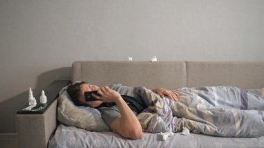 İlaçlarını telefonda çağrı ev yanındaki yatakta sağlıksız adam.