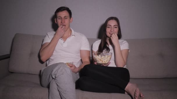 Gelukkig Smilimg Paar Lettend Een Film Zittend Een Bank Thuis — Stockvideo
