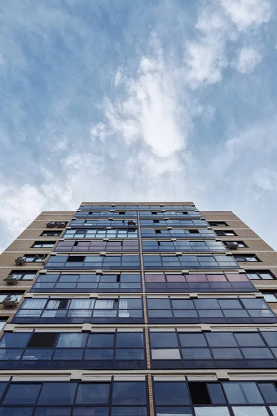 Edifícios de apartamentos modernos em um dia ensolarado com um céu azul — Fotografia de Stock