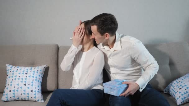 Homme ferme son est copines yeux pour faire la surprise — Video