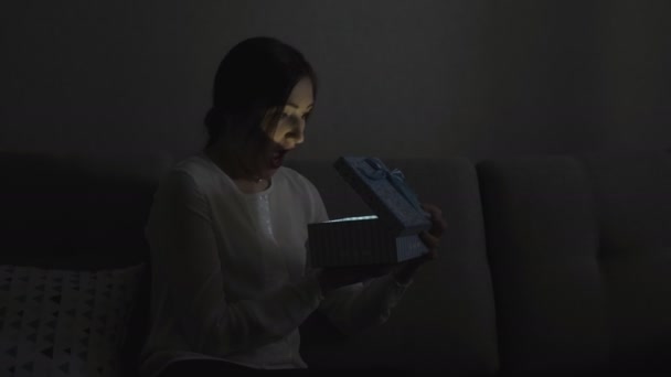 Κορίτσι Βλέποντας Ένα Κουτί Κάτι Φωτεινό — Αρχείο Βίντεο