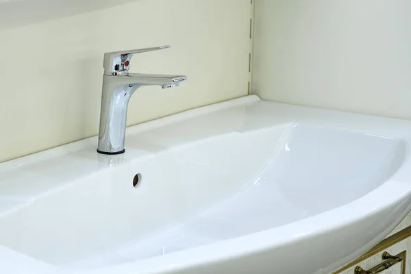 Moderner hygienischer Wasserhahn — Stockfoto