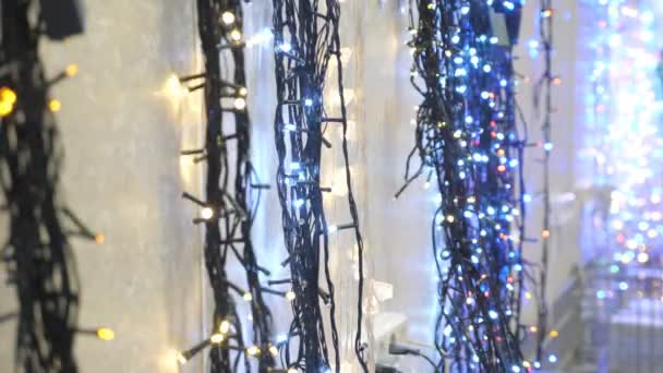 Різдвяна гірлянда в магазині — стокове відео