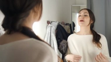 Moda kız oda uydurma içinde aynaya bakıyor