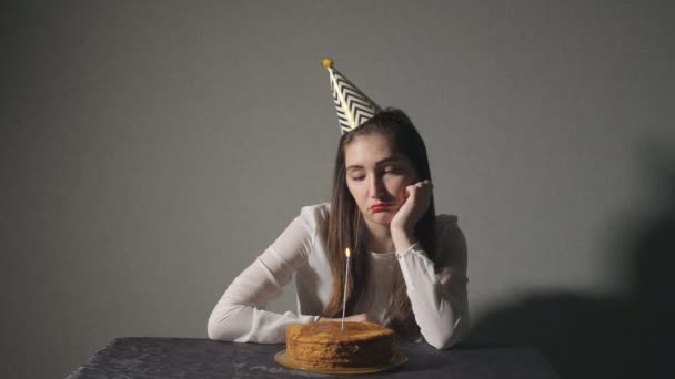 Triste mujer solitaria en sombrero de fiesta celebrando cumpleaños sola — Vídeo de stock
