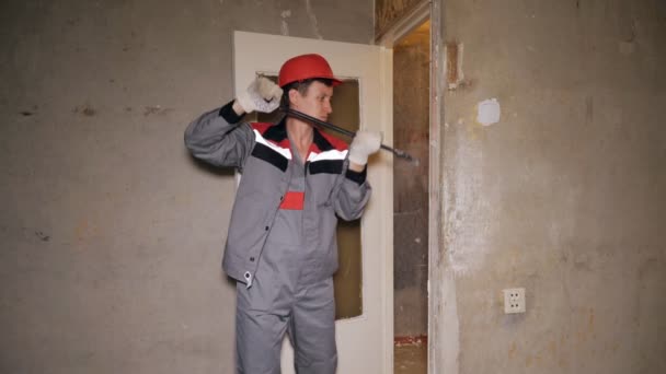 Мужчина делает ремонт в квартире — стоковое видео