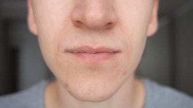 Ağzında hap adam koyar yakın çekim