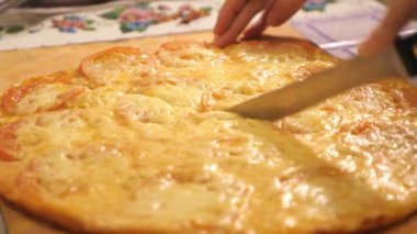 yakın çekim içine bir pizza kesici ile birden çok dilim biberli pizza Dilimleme bir kişinin