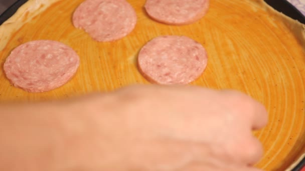 메이커 레스토랑의 주방에서 준비합니다 요리사는 소시지의 조각을 피자로 클로즈업 — 비디오